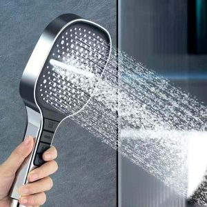BoostShower, sprchová rukojeť, kde můžete kombinovat různé proudy vody